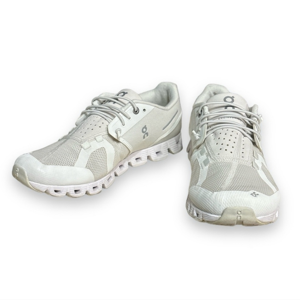 ON Women’s Cloud 5 Low Top Sneakers EUC